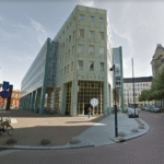 Politiegebouw in Rotterdam met de tekst "Politie" op de gevel.
