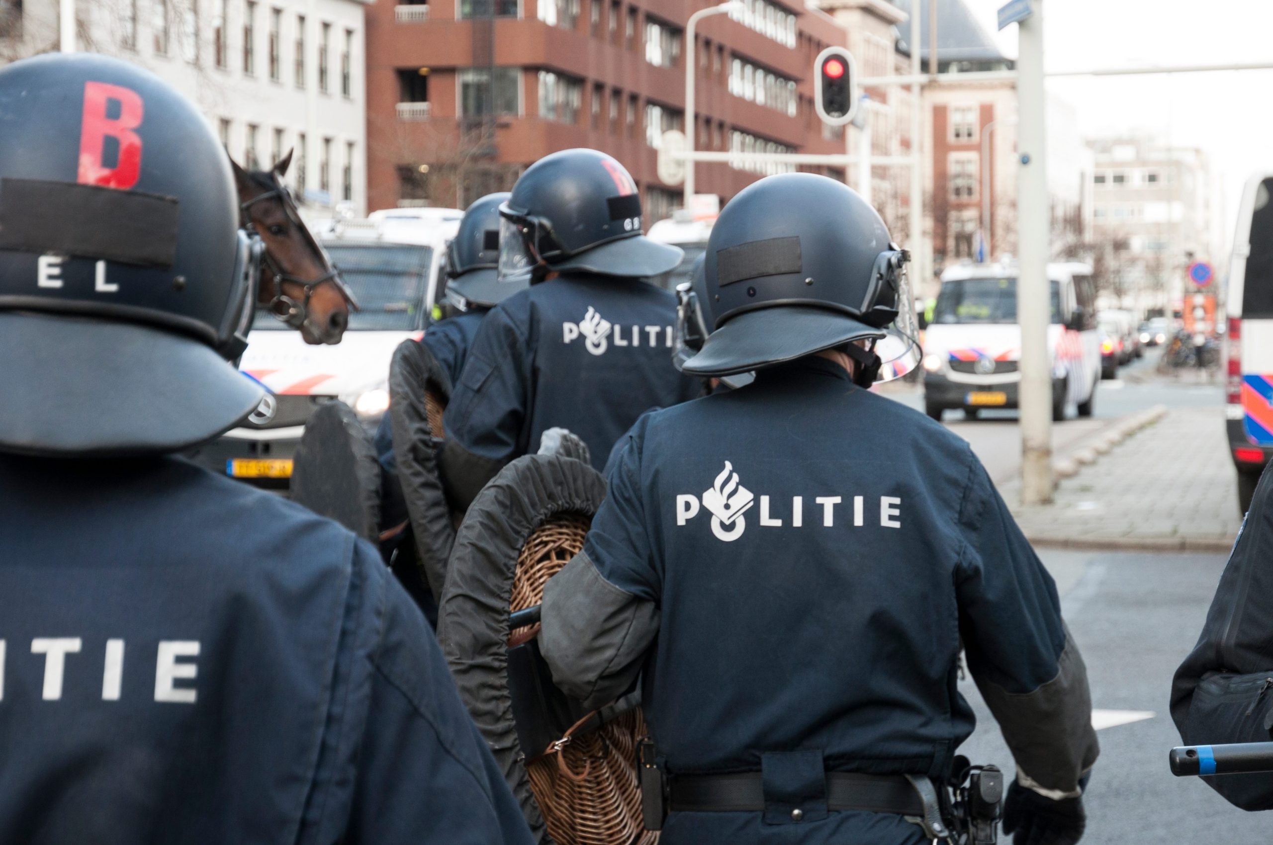 Opinie: Wie roept onnodig gewelddadige agenten ter verantwoording?